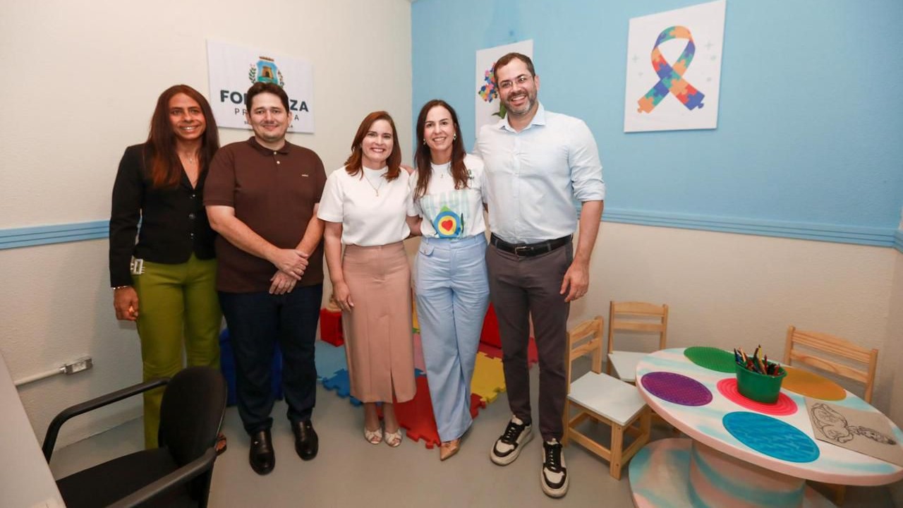 grupo de pessoas posa para a foto